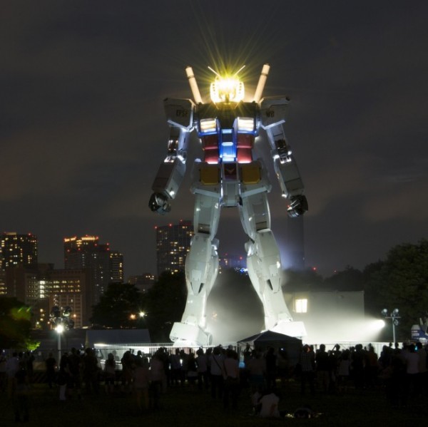 gundam-robot-nighttime-600x599.jpg